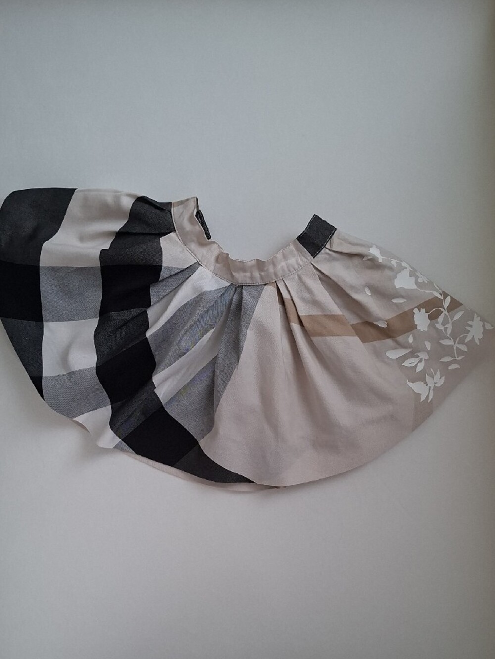 Burberry Beige, Black and White Checkered Cotton Full Circle Skirt Floral Design - Picture 4 of 16